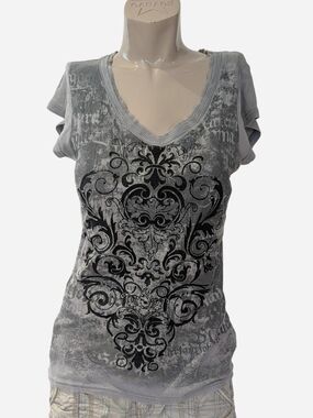Mudd Gray V-Neck Short Sleeve Tee with Black Ornate Graphic